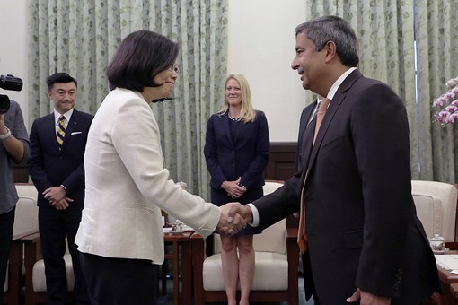 President Tsai and Micron Technology CEO Sanjay Mehrotra shake hands.