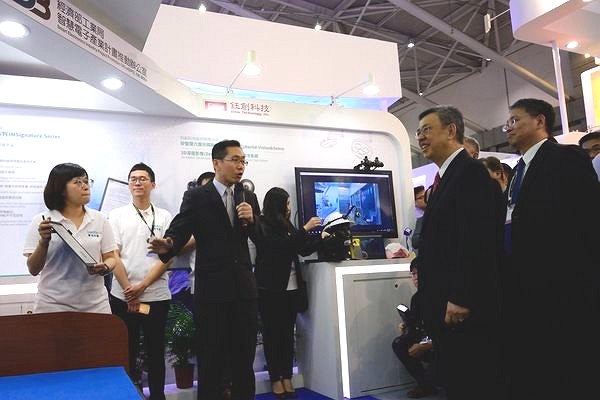 經濟部工業局楊志清副局長(左3)為陳建仁副總統(右2)介紹智慧病房方案。